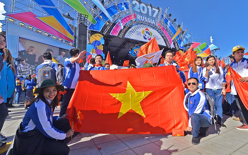 Thành viên Ðoàn đại biểu Ðoàn TNCS Hồ Chí Minh tham dự Liên hoan thanh niên, sinh viên thế giới lần thứ 19 tại thành phố Xô-tri (LB Nga). 
