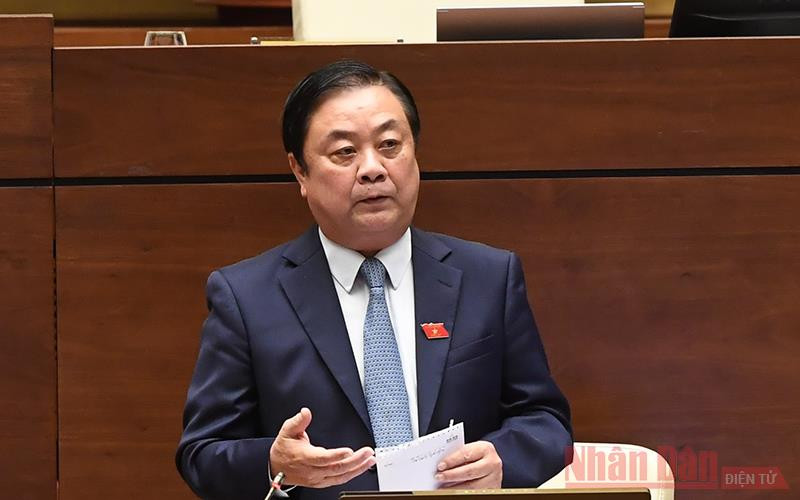 Bộ trưởng Nông nghiệp và Phát triển nông thôn Lê Minh Hoan báo cáo giải trình trước Quốc hội. (Ảnh: Duy Linh)