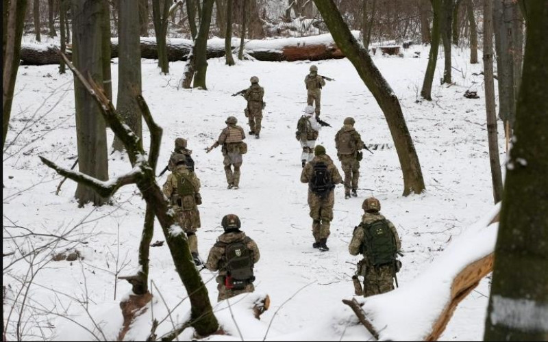 Một binh sĩ lực lượng vệ binh quốc gia Ukraine nổ súng giết đồng đội tại nhà máy quân sự Ukraine. (Ảnh: aljazeera.com)