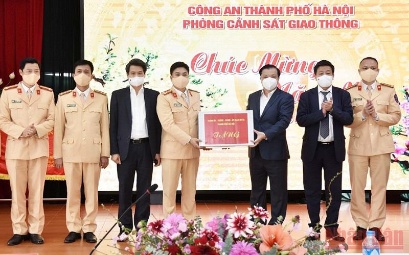 Đồng chí Đinh Tiến Dũng tặng quà cho lực lượng Cảnh sát giao thông Thủ đô.