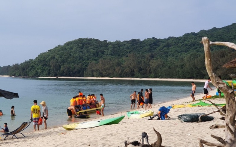 Một bãi tắm trên đảo Cô Tô con, huyện Cô Tô (Quảng Ninh).