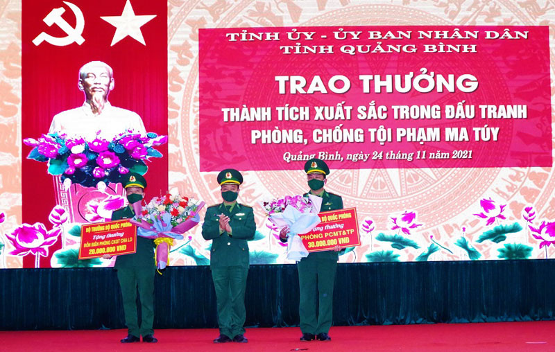 Bộ trưởng Quốc phòng tặng thưởng các đơn vị phá án.