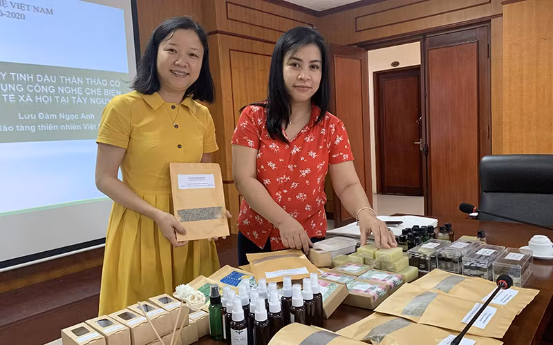 TS Lưu Ðàm Ngọc Anh (người bên phải) giới thiệu sản phẩm chế biến từ cây tinh dầu.