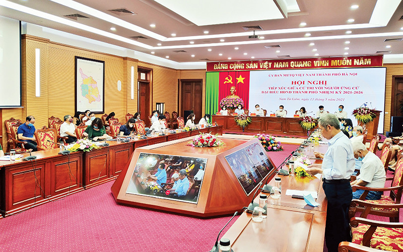 Cử tri phát biểu ý kiến trong Hội nghị tiếp xúc giữa người ứng cử đại biểu HĐND thành phố với cử tri tại điểm cầu trụ sở quận Nam Từ Liêm (Hà Nội).