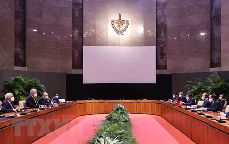 Chủ tịch nước Nguyễn Xuân Phúc hội đàm với Bí thư thứ nhất Ban Chấp hành Trung ương Đảng Cộng sản Cuba, Chủ tịch Hội đồng Nhà nước và Hội đồng Bộ trưởng Cộng hòa Cuba Miguel Díaz-Canel. (Ảnh: TTXVN)