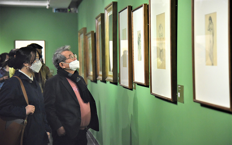 Khách tham quan tại triển lãm “Phan Kế An-Kho tàng ẩn giấu”.