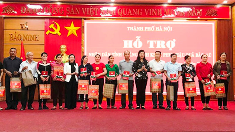 Lãnh đạo TP Hà Nội tặng quà các hộ dân tại xã Bảo Ninh, TP Đồng Hới, tỉnh Quảng Bình.