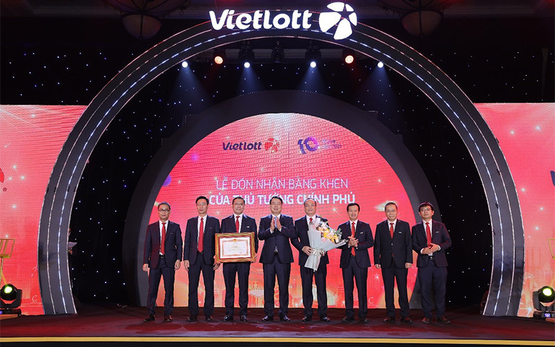 Thứ trưởng Tài chính Nguyễn Đức Chi trao tặng Bằng khen Thủ tướng Chính phủ cho Vietlott