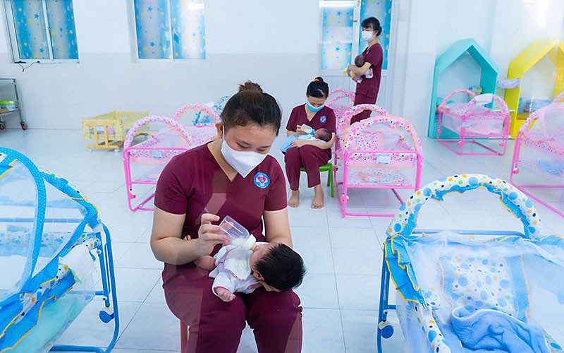 100 nôi võng tự động vừa được Trung tâm Công tác xã hội thanh thiếu niên Việt Nam trao tặng Trung tâm H.O.P.E.