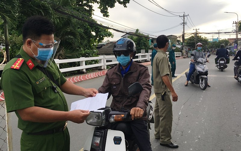 Kiểm tra chặt chẽ việc đi lại trên địa bàn TP Bến Tre (tỉnh Bến Tre).