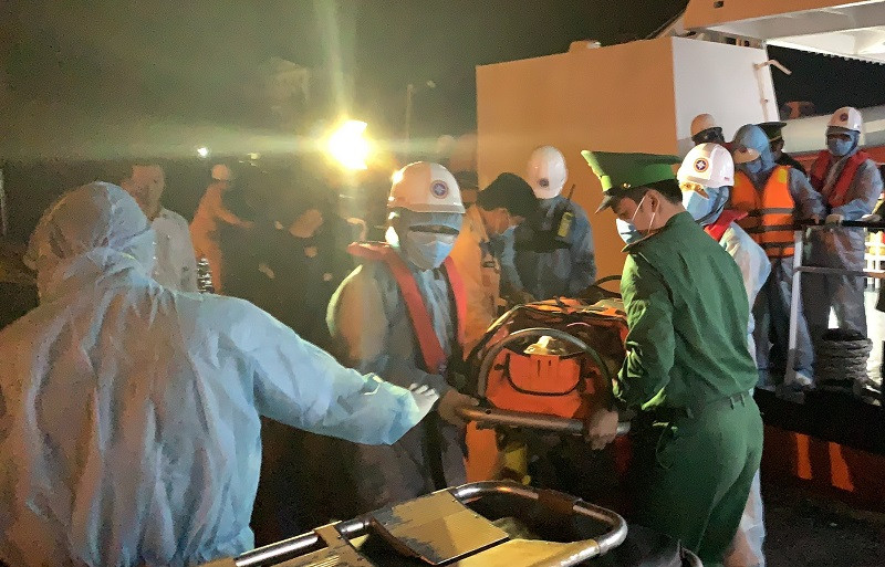 Thuyền viên được đưa về bờ an toàn.