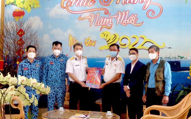 Trao tặng các ấn phẩm Xuân Nhân Dân tới Lữ đoàn Tàu ngầm 189.