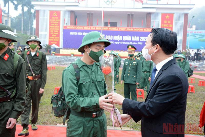 Ủy viên Trung ương, Bí thư Tỉnh ủy Yên Bái Đỗ Đức Duy, tặng hoa chúc mừng tân binh lên đường nhập ngũ tại huyện Yên Bình, tỉnh Yên Bái.