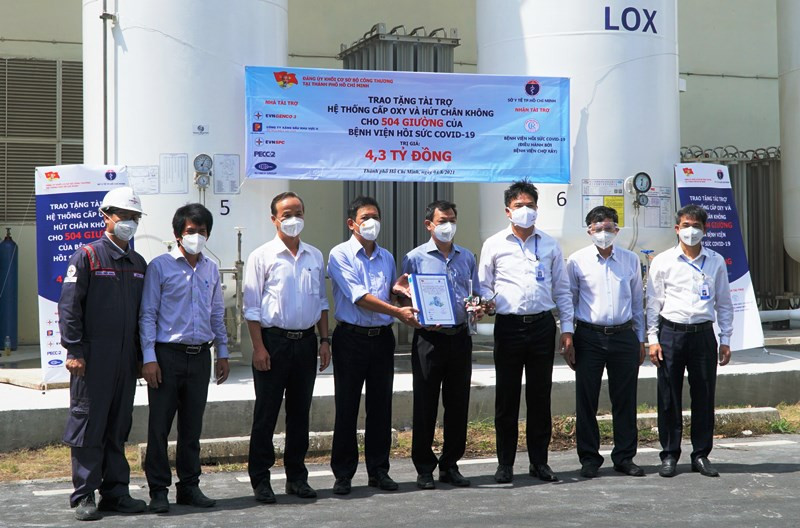 Ông Trần Xuân Điền, Bí thư Đảng ủy Khối cơ sở Bộ Công thương tại TP Hồ Chí Minh (thứ 4 từ trái sang) cùng các đơn vị tài trợ trao tặng hệ thống oxy và hút chân không tại Bệnh viện Hồi sức Covid-19.