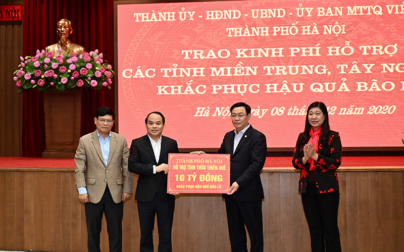 Bí thư Thành uỷ Vương Đình Huệ trao kinh phí hỗ trợ mười tỷ đồng cho tỉnh Thừa Thiên Huế.