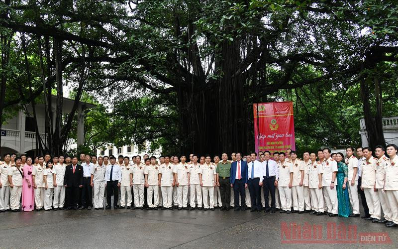 Các đại biểu dự chương trình chụp ảnh lưu niệm dưới gốc đa Báo Nhân Dân.