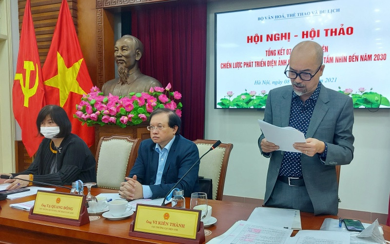 Cục trưởng Cục Điện ảnh Vi Kiến Thành báo cáo tại hội nghị.