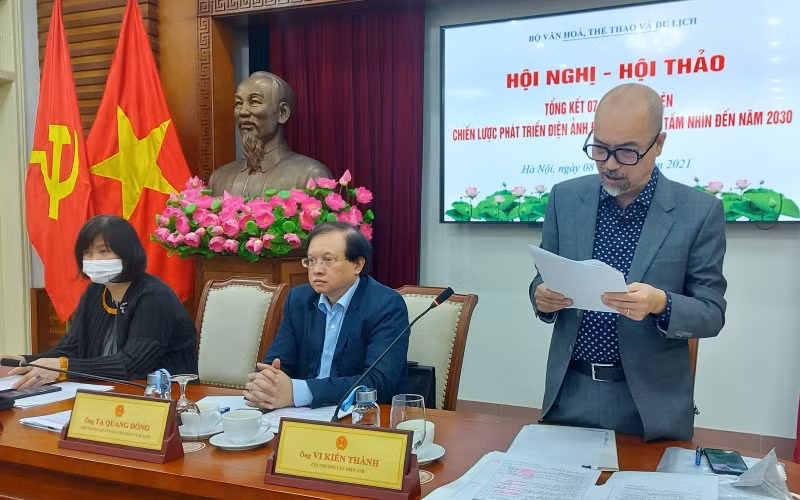 Cục trưởng Cục Điện ảnh Vi Kiến Thành báo cáo tại hội nghị.