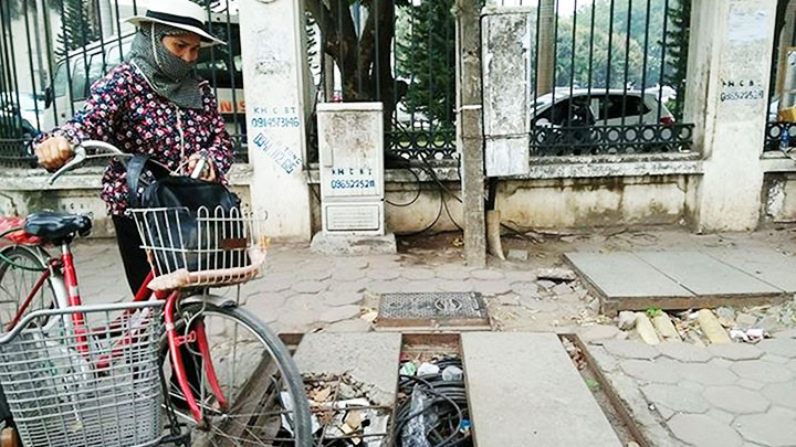 Người đi đường luôn phải cẩn trọng trước những hố ga mất nắp.