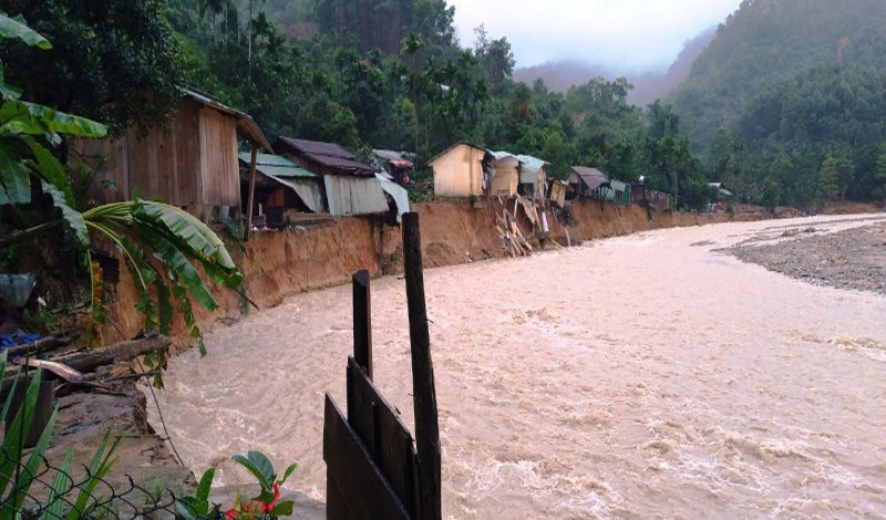 Nhiều ngôi nhà ở thôn 2, xã Trà Leng sạt lở nghiêm trọng.