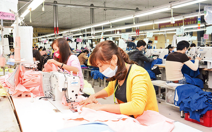 Công đoàn Công ty May Sơn Hà phối hợp chặt chẽ với Ban Giám đốc làm tốt công tác chăm lo, bảo vệ quyền lợi chính đáng cho công nhân lao động. Ảnh: MINH HÀ