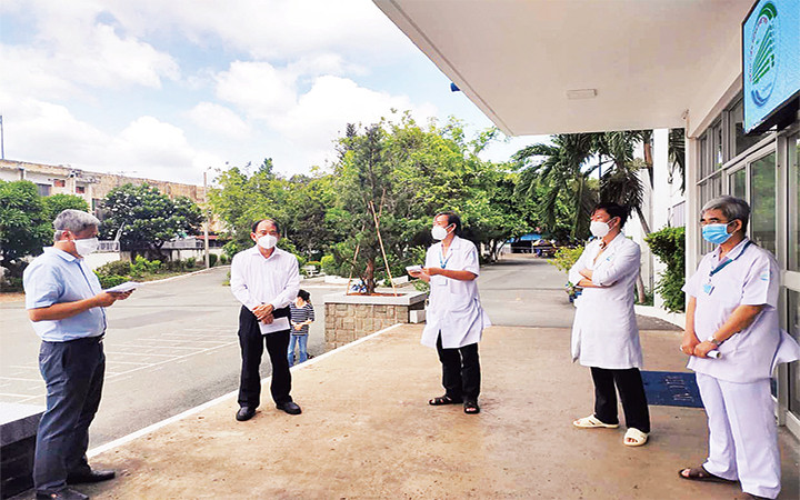 Đoàn công tác của Bộ Y tế làm việc với Ban lãnh đạo Bệnh viện Bệnh nhiệt đới sau sự cố nhân viên bệnh viện nhiễm Covid-19.