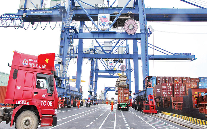Bốc dỡ hàng hóa tại Cảng Cát Lái (quận 2).