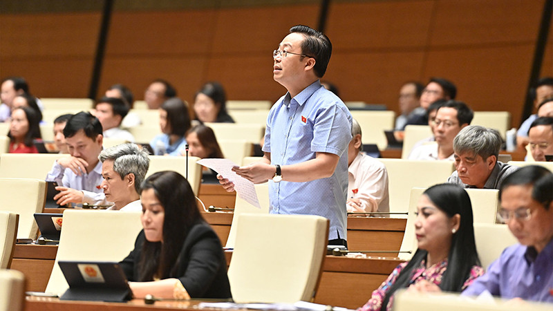 Đại biểu Quốc hội tỉnh Hưng Yên Nguyễn Đại Thắng nêu câu hỏi chất vấn tại Hội trường. Ảnh: Nguyễn Đăng