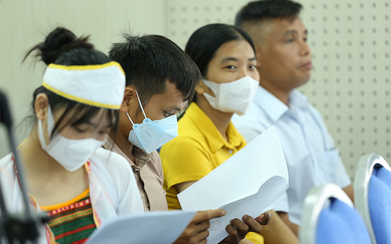 Các gia đình xúc động đọc quyết định hỗ trợ miễn phí.