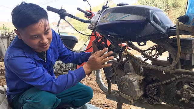 Trần Quang Trung giới thiệu nguyên lý hoạt động của máy xới đất bằng tay.