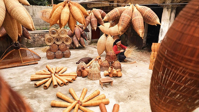 Đan đó ở làng nghề Thủ Sỹ (TP Hưng Yên). Ảnh: TTXVN