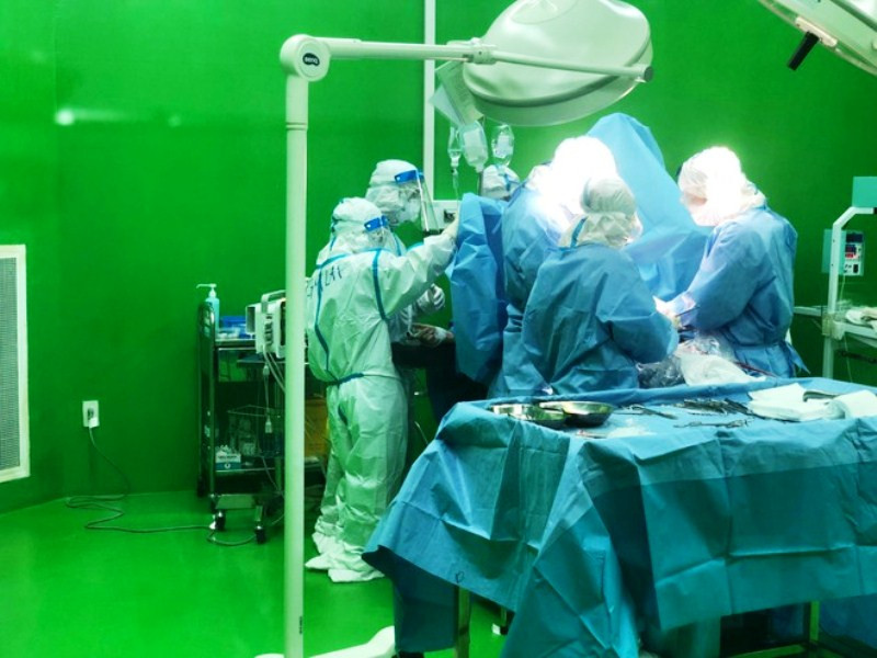 Ê-kíp các bác sĩ mổ bắt con cho sản phụ mắc Covid-19. (Ảnh: H.ĐẠT)