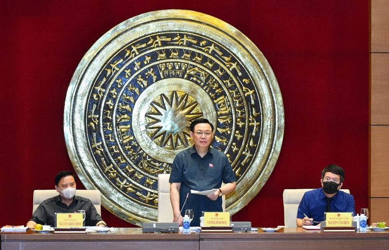 Chủ tịch Quốc hội Vương Đình Huệ phát biểu tại buổi làm việc. Ảnh: DUY LINH.