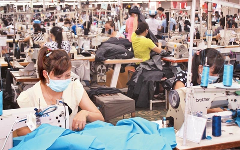 May hàng xuất khẩu tại Công ty cổ phần may mặc Đồng Tiến (Đồng Nai).