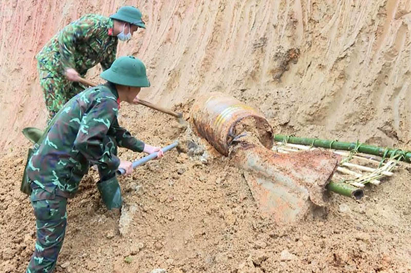 Công binh tỉnh Yên Bái tiếp cận xử lý bom tại xã Vũ Linh, huyện Yên Bình (Yên Bái).
