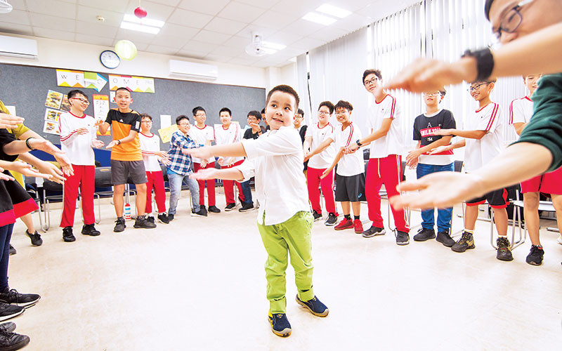 Cậu bé Bo (Ðức Anh) gặp chứng tự kỷ, lần đầu được chào đón đến trường học trong dự án "A School day for Bo" . Ảnh: Vinschool