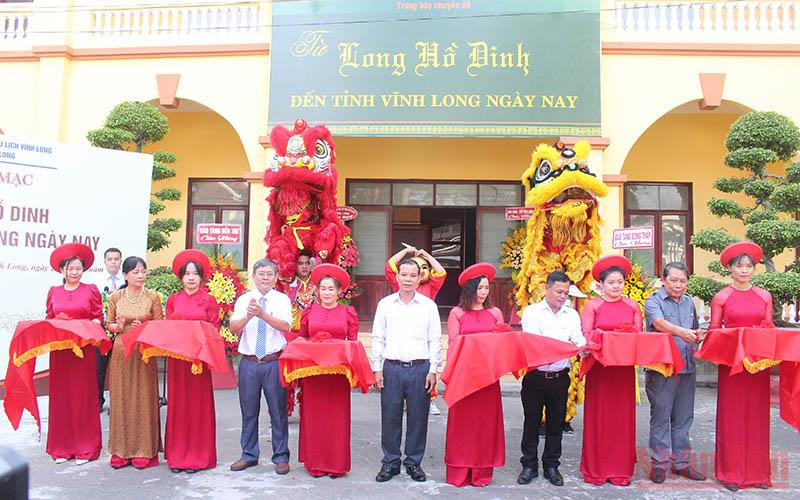 Cắt băng khai mạc triển lãm chuyên đề “Từ Long Hồ dinh đến tỉnh Vĩnh Long ngày nay”. 