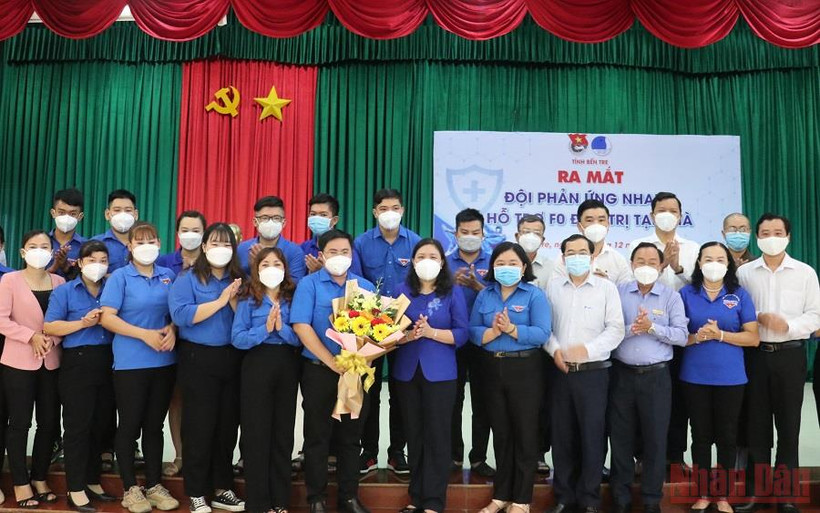 Ra mắt Đội phản ứng nhanh điều trị F0 tại nhà tỉnh Bến Tre. 