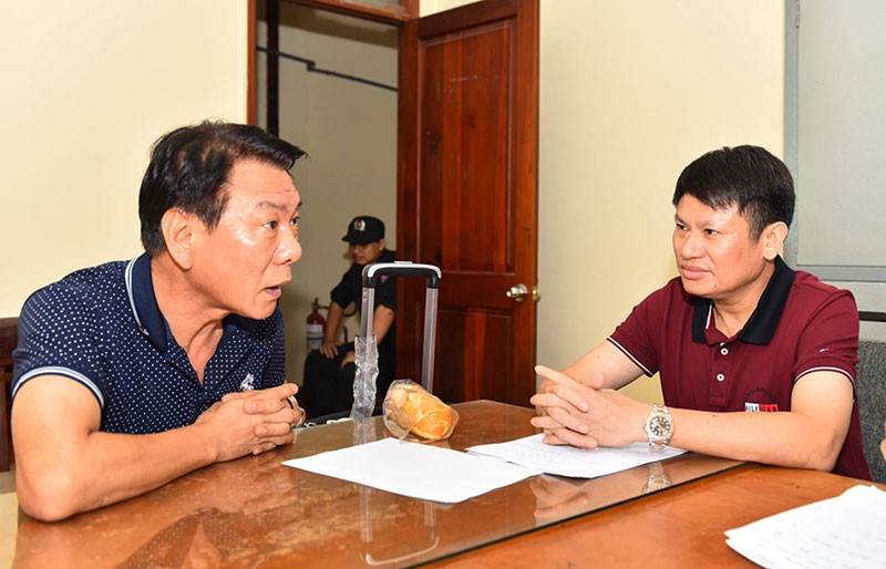 Đối tượng cầm đầu đường dây ma túy Kim SooSik từng là Cảnh sát Hàn Quốc (ngồi bên trái).