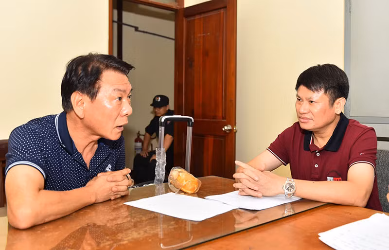 Đối tượng cầm đầu đường dây ma túy Kim SooSik từng là Cảnh sát Hàn Quốc (ngồi bên trái).