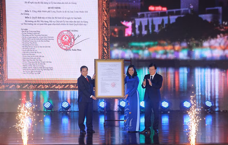 Phó Thủ tướng Trịnh Đình Dũng trao quyết định của Thủ tướng Chính phủ công nhận TP Long Xuyên là đô thị loại 1.