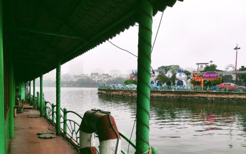 Tàu thuyền hoen gỉ tại Đầm Bảy. 