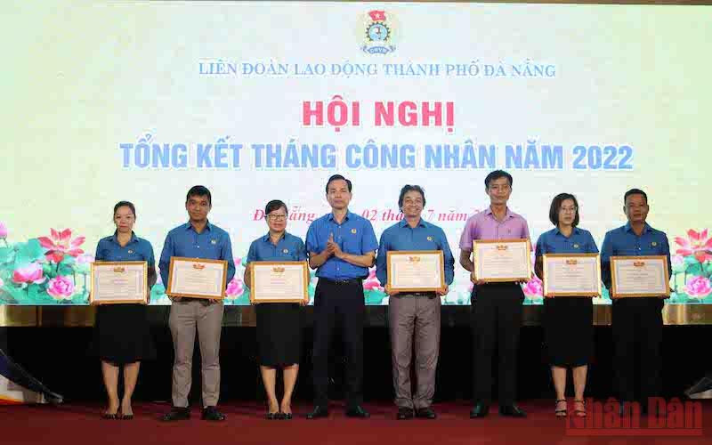 Khen thưởng các đơn vị đã tổ chức tốt hoạt động Tháng Công nhân.