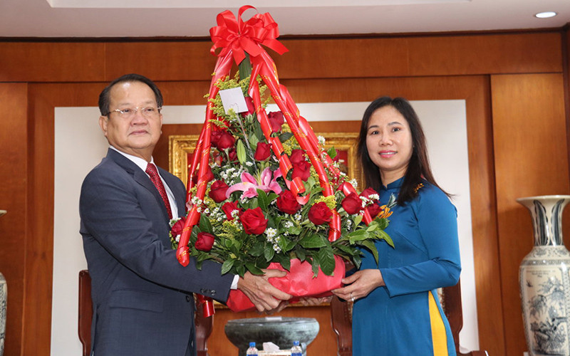 Đại biện Trịnh Thị Tâm (phải) cảm ơn các đồng chí lãnh đạo ban, bộ, ngành của Lào đến chúc mừng 91 năm Ngày thành lập Đảng.