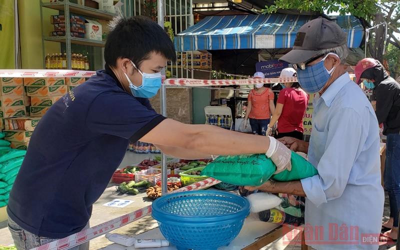 Mỗi ngày quầy hàng sẽ hỗ trợ hơn 100 người.