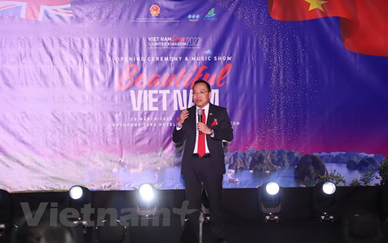 Đại sứ Việt Nam tại Vương quốc Anh Nguyễn Hoàng Long phát biểu khai mạc buổi giao lưu ca nhạc Việt Nam tươi đẹp, sự kiện mở đầu trong chuỗi hoạt động Những ngày Việt Nam tại Vương quốc Anh. (Ảnh: Đình Thư/Vietnam+)