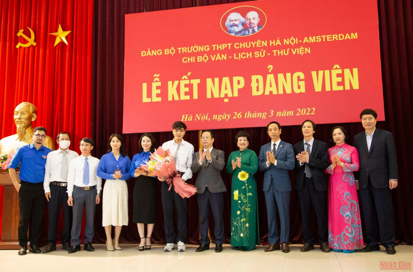 Lãnh đạo Sở Giáo dục và Đào tạo Hà Nội, lãnh đạo quận Cầu Giấy tặng hoa chúc mừng đảng viên đầu tiên là học sinh của Trường Trung học phổ thông chuyên Hà Nội - Amsterdam. 