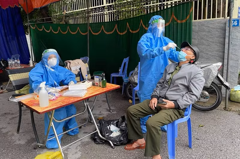 Lấy mẫu xét nghiệm trong vùng phong tỏa để bóc tách F0.