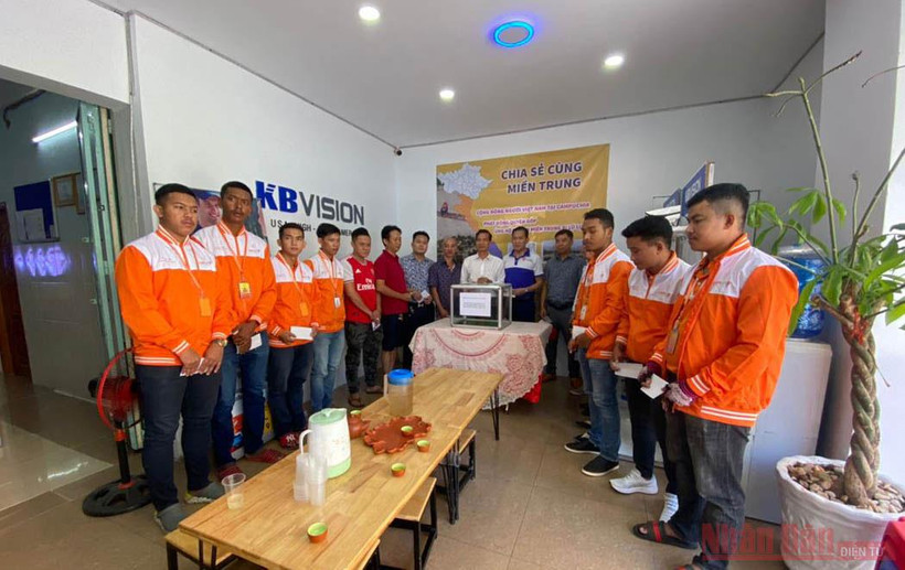 Quyên góp ủng hộ nhân dân vùng lũ miền Trung tại công ty Farax, sáng 24-10.