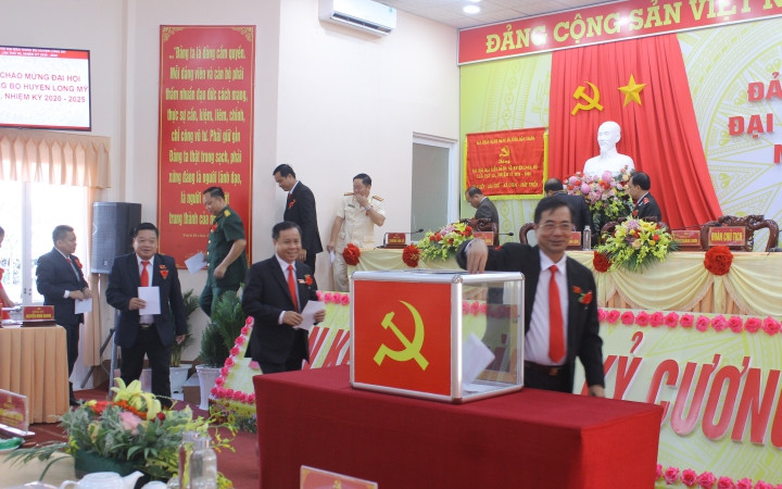 Bầu Ban Chấp hành Đảng bộ huyện Long Mỹ khóa mới.